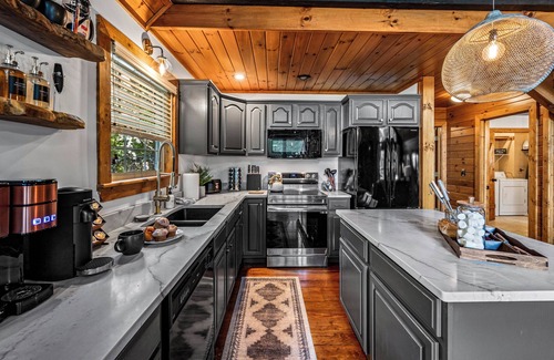 Townsend Cabin | Escape & Play: Chic Mountain Cabin with Hot Tub Firepit & Game Room