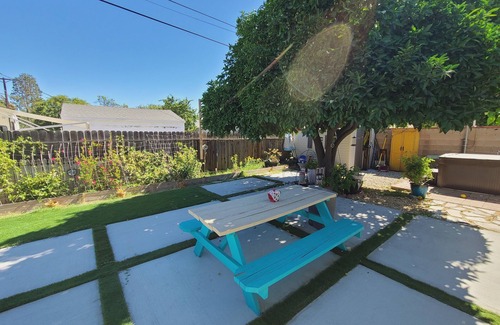 North Hollywood House | Escape to a Stylish-Villa in North Hollywood with private garden & jacuzzi