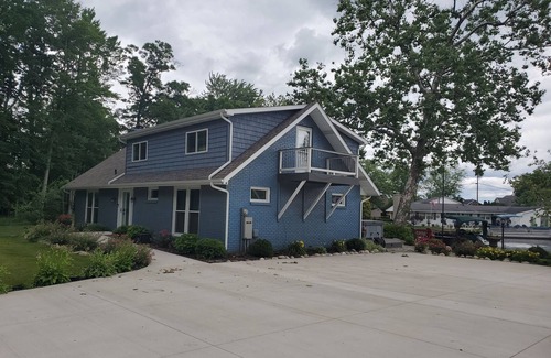 Cassopolis House | Escape to Diamond Lake: Your Private Lakehouse Retreat in Cassopolis, Michigan