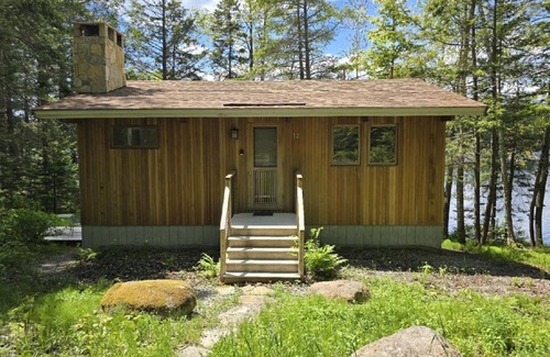 Edgecomb House | Escape to Nature: Cozy Lakeside Cottage on Lily Pond
