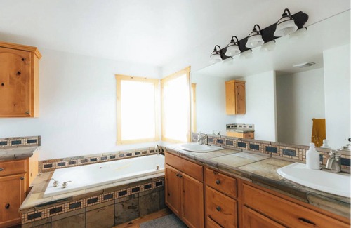Hailey House | Escape to our cozy 3BR/2.5BA in Hailey, 5min to trails, 15min to ski resort.