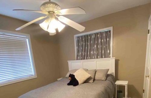 Eufaula Cabin | Escape to our peaceful lake view retreat, nestled in the heart of Eufaula.
