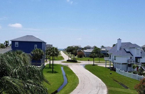 Pirates Beach House | Escape to Sunshine Daydream: Your Retreat Awaits in Pirate's Beach