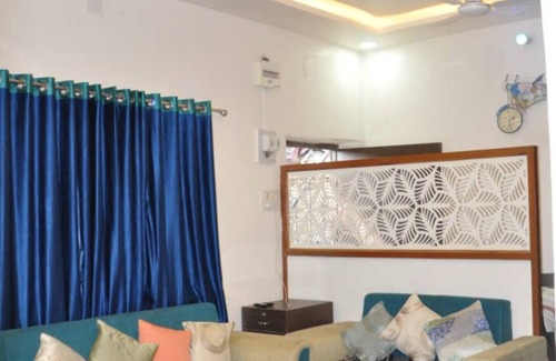Mount Abu Villa | Escape to Tranquility: Family friendly Villa in the heart of the Hills!