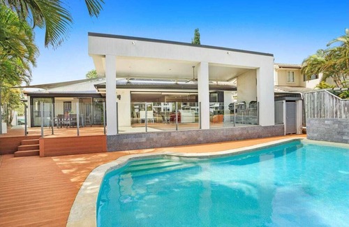 Broadbeach Waters House | Escape to your private oasis in a luxurious Broadbeach waterfront canal home.
