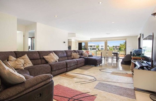 Broadbeach Waters House | Escape to your private oasis in a luxurious Broadbeach waterfront canal home.