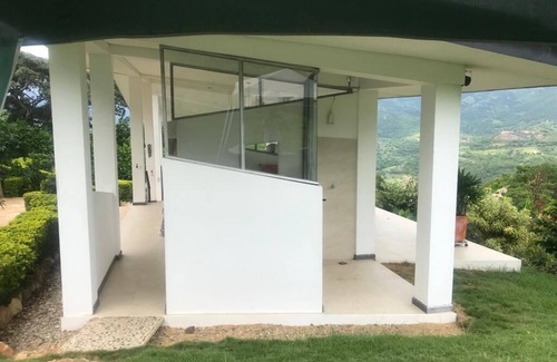 La Mesa House | Espectacular Casa de Campo con Hermosa Vista a la Cordillera Rodeada de Jardines