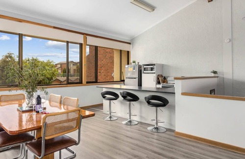 Victor Harbor House | Esplanade 3BR Holiday Home with Beautiful Ocean Views