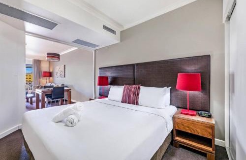 Darwin City Centre Apartment | 'Esplanade Ease' A Resort Balcony Pad with Pool