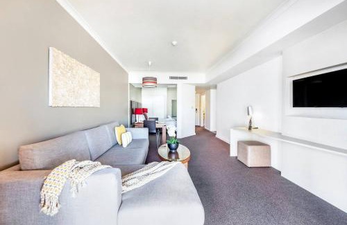 Darwin City Centre Apartment | 'Esplanade Ease' A Resort Balcony Pad with Pool