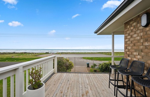 Middleton House | Esplanade Escape Absolute Beachfront WIFI-NBN