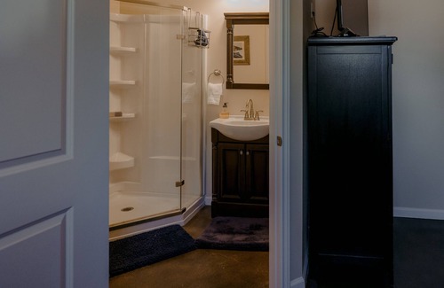 Dripping Springs House | Esta Noche Room - the La Aldea Building Asante Lodging and Events