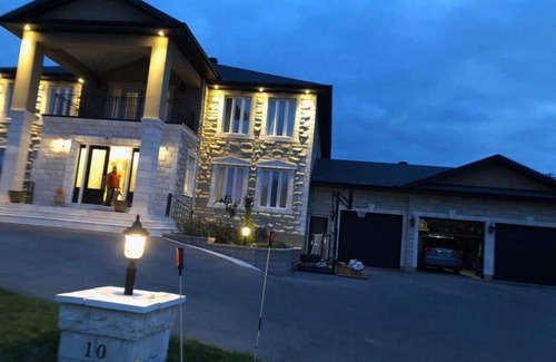 Ottawa Division House | Estate guest house 2BR-queen