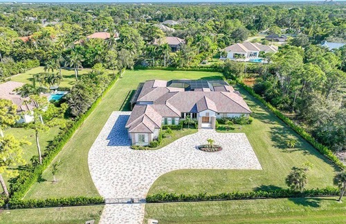 Pine Ridge House | Estate Home on sprawling 1.5-acre lot in the coveted Pine Ridge Estates
