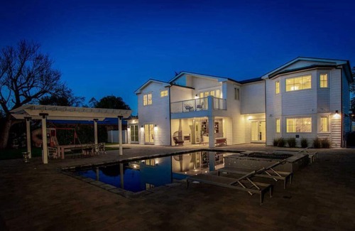 Tarzana House | Estate with 5 bedrooms in charming Tarzana Los Angeles