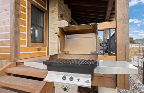 Estes Park Cabin | Estes Dream! Brand New End Unit with Two Patios, Indoor/Outdoor Fireplace and Jacuzzi