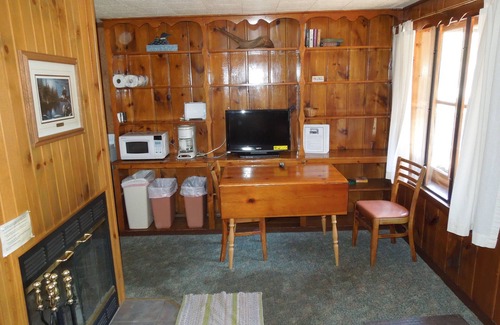 St Germain Cottage | Estrold's Resort- Marsh Cabin