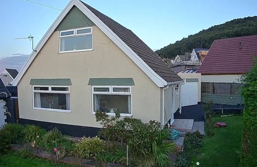 Llanrhidian Higher Cottage | Estuary Edge: Colourful cottage w/Coastal view. 10 mins drive to Gower beaches