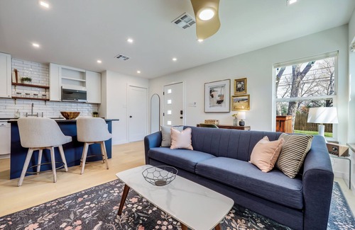 Windsor Park House | Euro-inspired 1-br cottage with AC, w/d, private fenced yard in central Austin