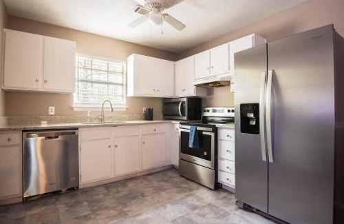 New Castle House | EV-Friendly- 15 Mins to Downtown