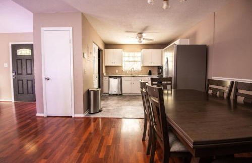 New Castle House | EV-Friendly- 15 Mins to Downtown