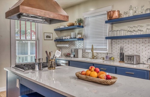 Brenham House | Eva on West Alamo-Walk to Downtown Brenham!