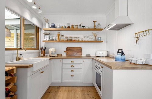 Flinders House | Evening Tide - Beautiful spacious pet friendly home next to the ocean.
