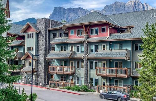 Canmore Apartment | Evergreen Escape - 2 Bedroom Condo with Pool & Hot Tub