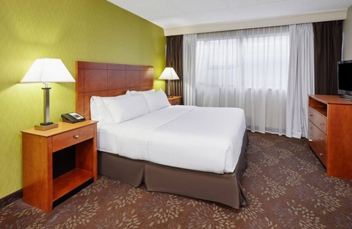 Matteson House | Everthing Illinois has to offer at Your Arms Reach! Onsite Dining, Free Parking