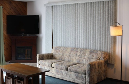 Tomahawk Cabin | Every Room with a Beautiful View of The Wisconsin River *