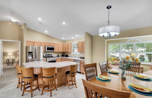 The Villages House | Everything! 3/2, FREE golf & 4-seat cart, Resident passes, pets, Lake Sumter Sq.