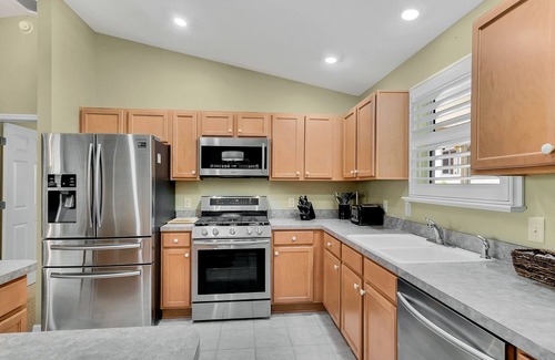 The Villages House | Everything! 3/2, FREE golf & 4-seat cart, Resident passes, pets, Lake Sumter Sq.