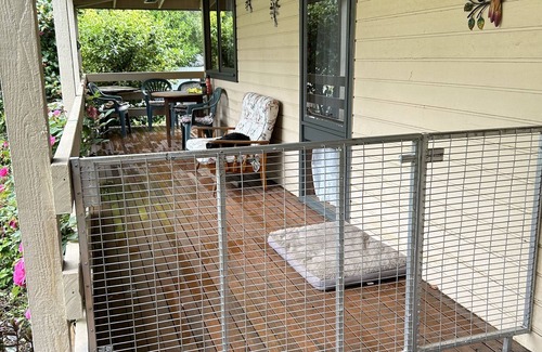 Jamieson House | Everything at your doorstep, spacious house, dogs welcome, big back yard fenced.