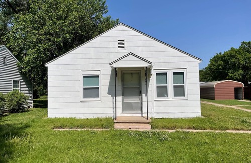 Wichita Apartment | Everything you need! - 1 BR 1 BA WIFI SMART TV QN Bed Coffee