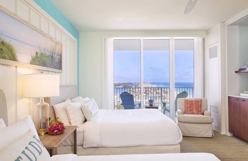 Hollywood Hotel | Everything You Need For The Perfect Vacation! 2 Relaxing Units, Pool, Beachfront