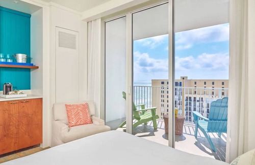 Hollywood Hotel | Everything You Need For The Perfect Vacation! 2 Relaxing Units, Pool, Beachfront