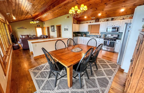 West Jefferson Cabin | Everything You Love About Fall Is At Jasmine Heights: Views, Comfort & Charm