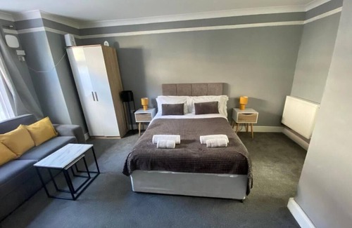 Gravesend Apartment | Evo Zen - 1 Bedroom Apartment, Sleeps -2, 2 minute walk to Gravesend Station
