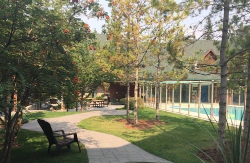 Canmore Ski Chalet | excellent chalet with amazing heated outdoor pool