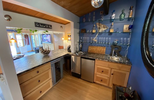 Harlow House | Exceptional retreat near University of Oregon Athletics. Casa del Roots