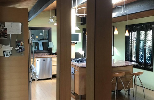 Harlow House | Exceptional retreat near University of Oregon Athletics. Casa del Roots