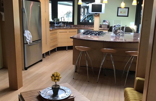 Harlow House | Exceptional retreat near University of Oregon Athletics. Casa del Roots