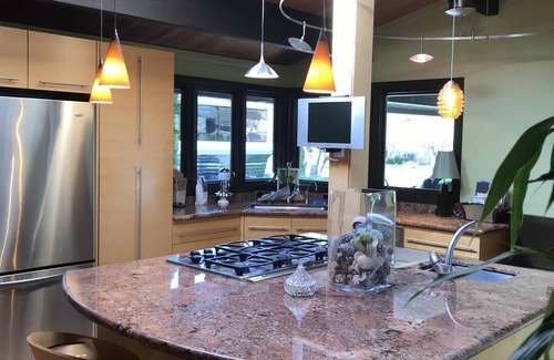 Harlow House | Exceptional retreat near University of Oregon Athletics. Casa del Roots
