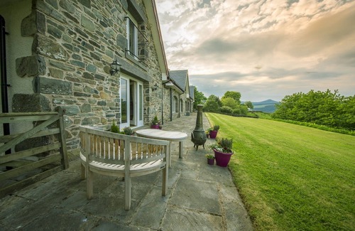 Aberfeldy Cottage | Exceptionally spacious 5 star holiday home with 4 bedrooms, large living room, dining kitchen, log f