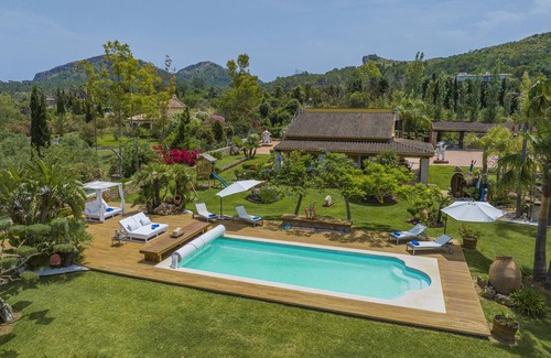 Alcudia Ski Chalet | Exclusiva Villa con piscina climatizada, jacuzzi, sauna, gim, y 10000m2 jardín