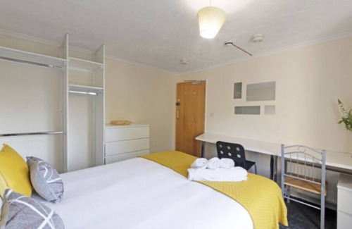 Hatfield Apartment | Exclusive 4BR House with Free Parking At Hatfield
