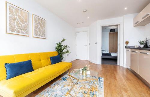 Leeds Apartment | Exclusive Apartment - Free Parking -WiFi Netflix- Juliet Balcony -Fully Equipped for Extended Stays