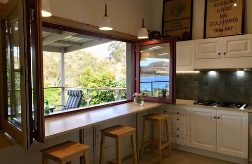 Bonnie Doon House | Exclusive Lake Frontage at Pete's HideawaynBonnie Doon Beach House @ Lake Eildon
