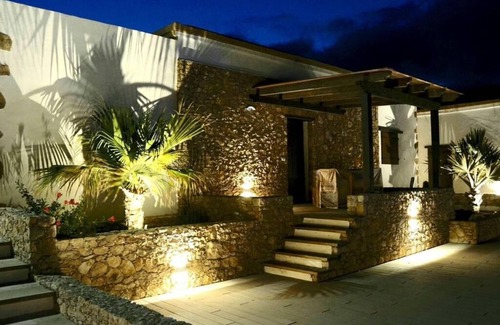 Puerto del Rosario Condo | Exclusive residence consisting of 5 apartments with shared pool.