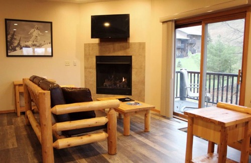 Iron Mountain Condo | Exclusive Upper Cedar Haus Escape | Scenic Views